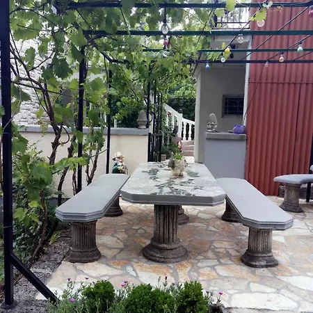 Apartament Behija 2 *